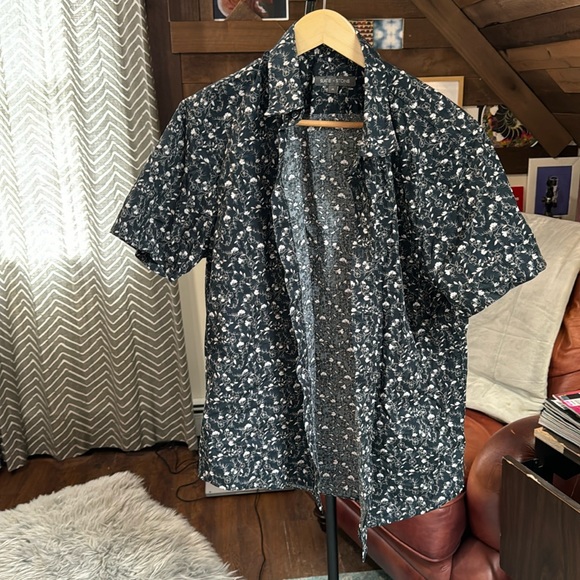 Excellent condition Slate and Stone short sleeve button down - Picture 1 of 3
